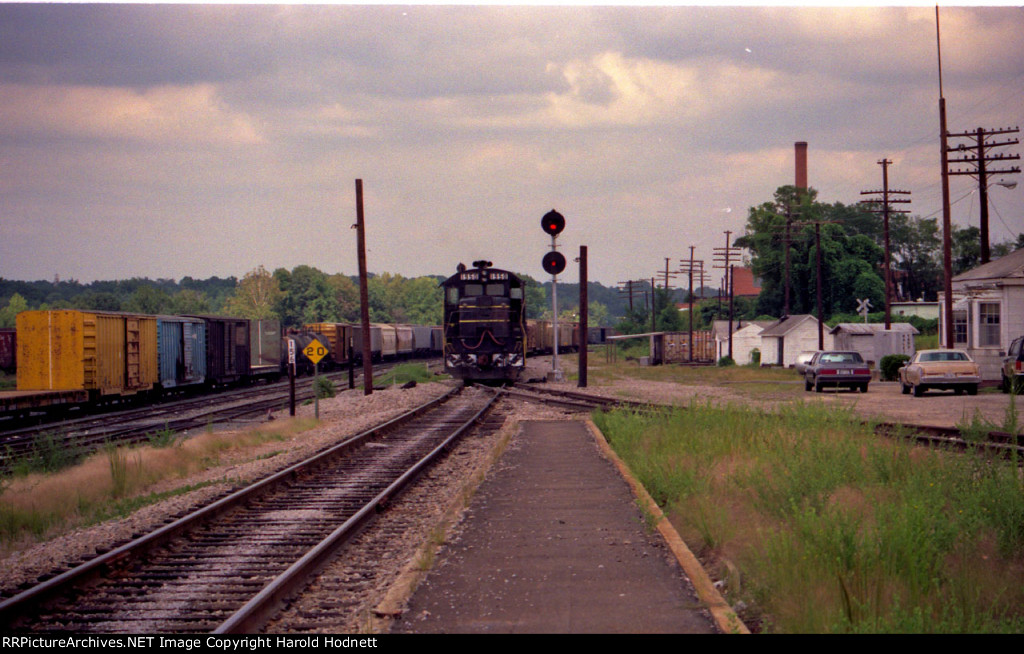 CSX 1950 at the signal, outside the yard office